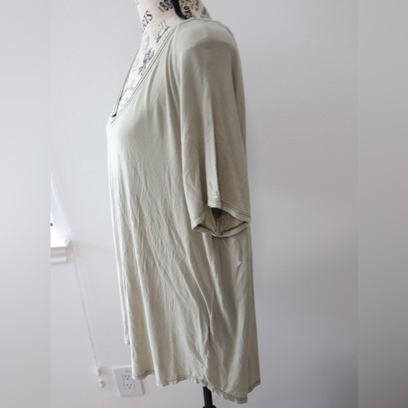 NWOT Project Social UO T Women's V-Neck Tee Green Short Sleeve Size M Casual - Picture 4 of 6